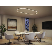 Modernes Besprechungszimmer mit ovaler Deckenleuchte, weißem Tisch und grauen Stühlen.