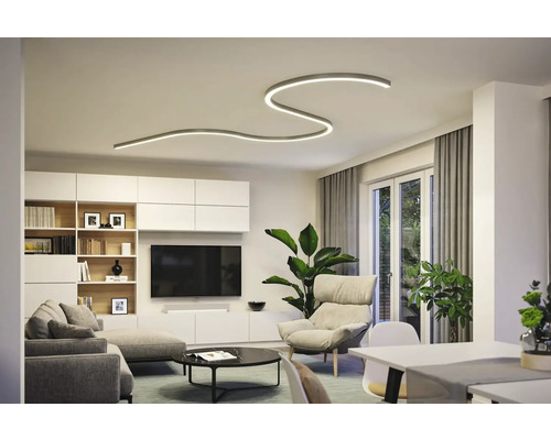 Modernes Wohnzimmer mit geschwungener Deckenleuchte, Sofa und TV-Wand