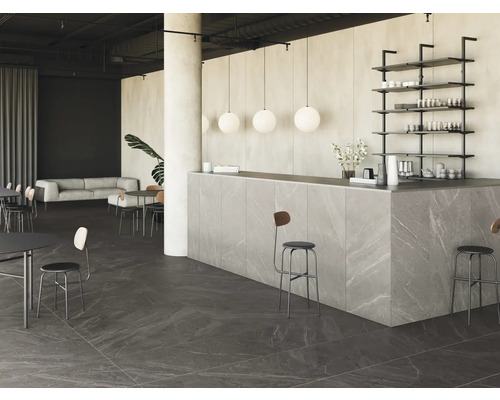 Intérieur avec carrelage en pierre au sol, revêtement en carreaux de pierre sur un comptoir de bar et des sièges