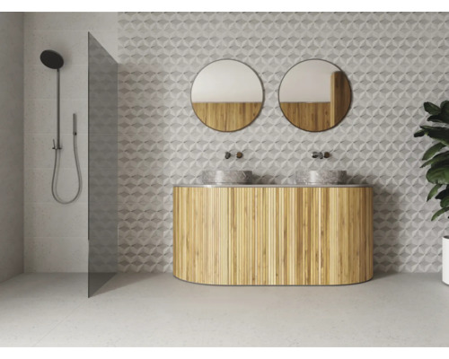 Modernes Badezimmer mit Waschtisch, Spiegeln und Dusche