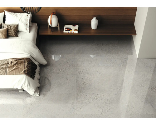 Chambre à coucher avec carreaux de sol gris mouchetés