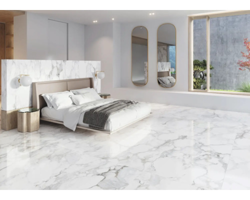 Chambre claire avec sol en marbre, lit, miroirs et fenêtre