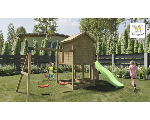Aire de jeux avec balançoire et toboggan en bois dans le jardin