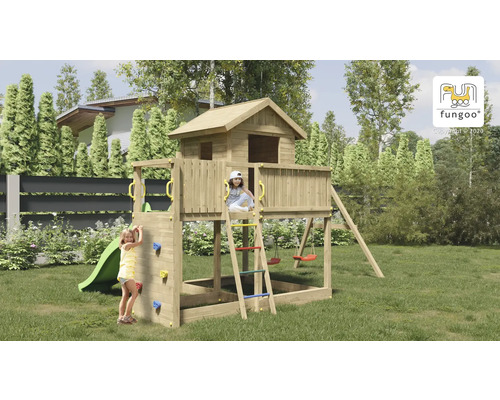 Aire de jeux avec mur d''escalade, toboggan, bac à sable, balançoire et cabane