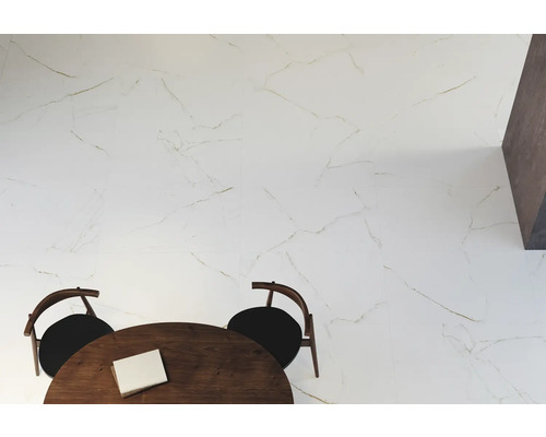 Pièce lumineuse avec carrelage en marbre, table et chaises