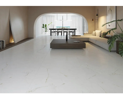 Espace de vie lumineux avec carrelage aspect marbre, coin salon avec canapé et table à manger