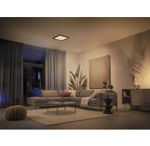 Wohnzimmer mit Ecksofa, Couchtisch und quadratischer Deckenleuchte