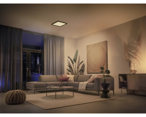 Wohnzimmer mit Ecksofa, Couchtisch und quadratischer Deckenleuchte