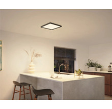 Quadratische Deckenleuchte in einer modernen Küche.