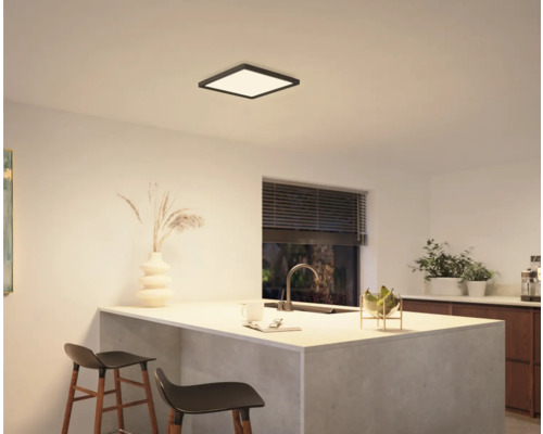 Quadratische Deckenleuchte in einer modernen Küche.