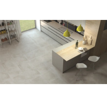 Pièce lumineuse avec carrelage au sol, kitchenette et sièges