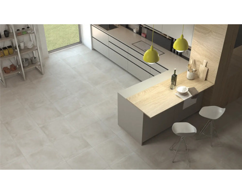 Pièce lumineuse avec carrelage au sol, kitchenette et sièges