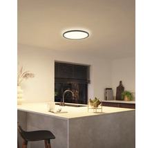 Une cuisine moderne avec un plafonnier rond qui crée une ambiance lumineuse et accueillante.