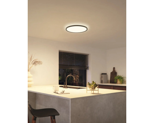 Une cuisine moderne avec un plafonnier rond qui crée une ambiance lumineuse et accueillante.