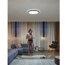 Intérieur lumineux avec plafonnier et femme faisant du sport