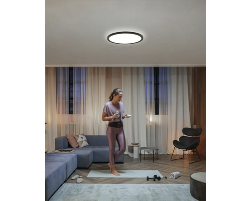 Intérieur lumineux avec plafonnier et femme faisant du sport