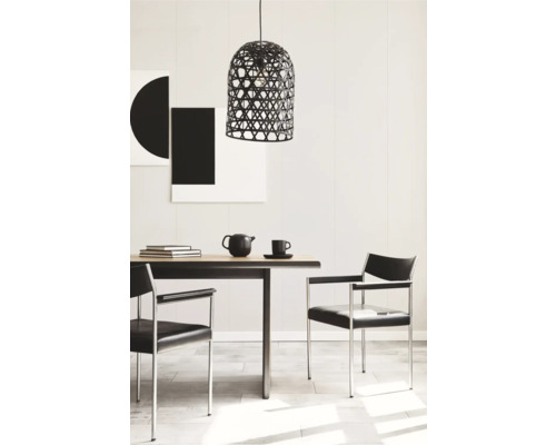 Scène avec table à manger, chaises et suspension tressée