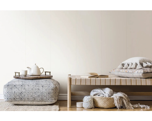 Scène de pièce lumineuse avec pouf, banc, coussins, théière et décorations pour une ambiance chaleureuse