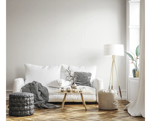 Salon avec canapé, table, lampadaire et tabourets sur un plancher en bois