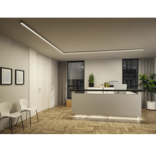 Modernes Büro mit linearen Deckenleuchten, Empfangsbereich und minimalistischem Design.