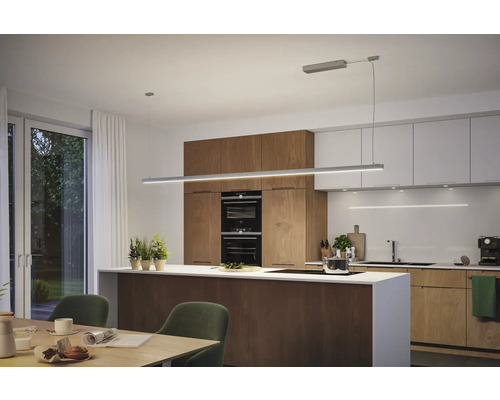 Moderne Küche mit Kochinsel und linearer LED-Pendelleuchte über der Arbeitsfläche.