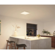 Helle Küche mit quadratischer Deckenleuchte