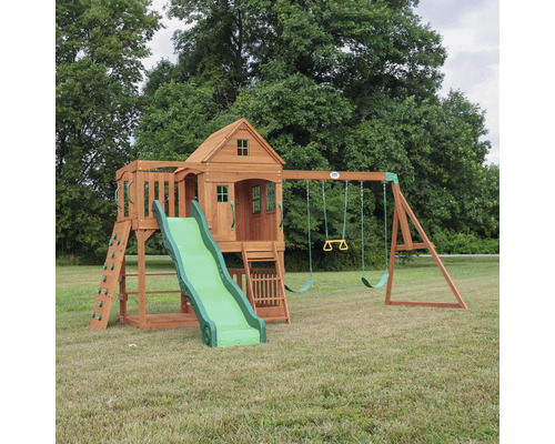 Spielplatz mit Schaukeln, Rutsche und Kletterwand für den Aussenbereich