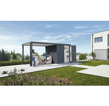 Vue de jardin avec pavillon, remise à outils et deux personnes