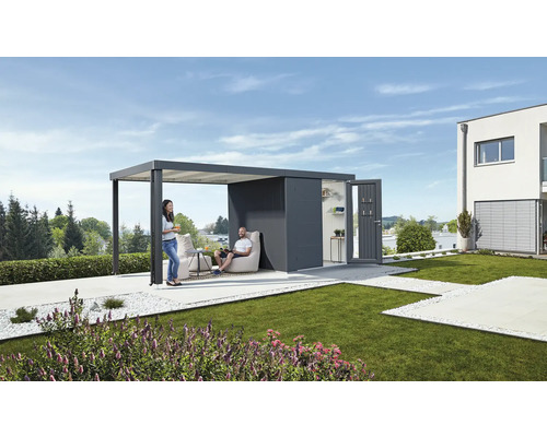 Vue de jardin avec pavillon, remise à outils et deux personnes