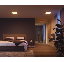 Chambre avec lit double et plafonniers carrés