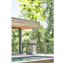 Grill à gaz en acier inoxydable sur une terrasse avec piscine