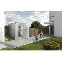 Metall Gerätehaus mit geöffneter Tür im Garten, Mutter hilft Kind beim Fahrradfahren