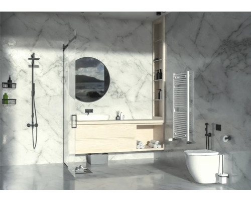 Salle de bains lumineuse avec douche, lavabo, miroir et toilettes devant un mur en marbre