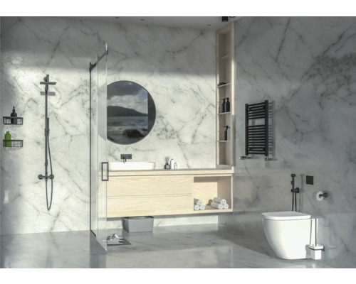 Salle de bains moderne avec douche, lavabo, miroir et toilettes devant un mur en marbre