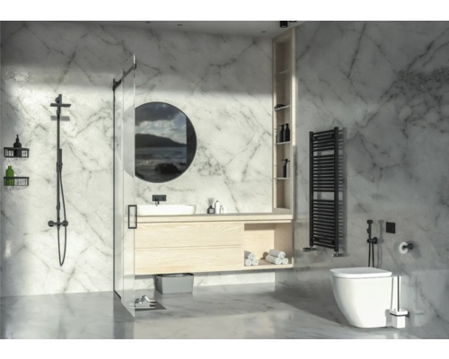 Salle de bain moderne avec murs en marbre, douche, lavabo et toilettes.