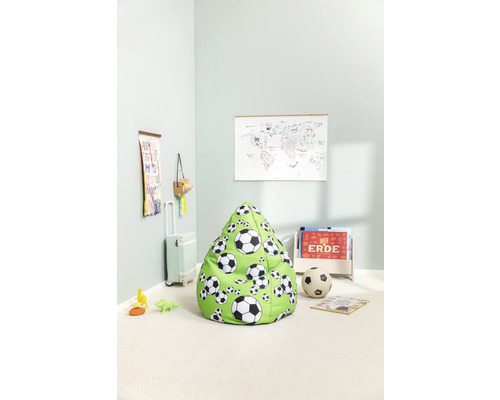Kinderzimmer mit Fussball-Sitzsack, Weltkarte und Spielzeug