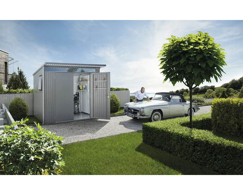 Jardin avec remise à outils, homme nettoyant une voiture ancienne