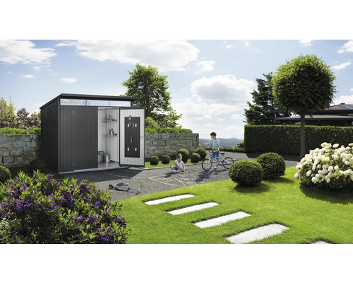 Scène de jardin avec un abri de jardin, des enfants qui jouent et des outils de jardin.