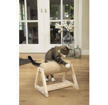 Katze benutzt Kratzrolle aus Holz und Sisal