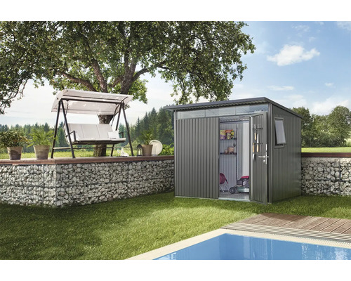 Gartenszene mit Gerätehaus, Gartenschaukel und Pool
