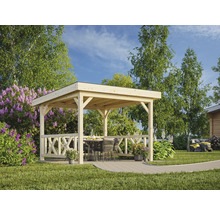 Pavillon de jardin en bois avec table et chaises dans le jardin