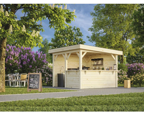 Bar de jardin en bois avec comptoir et décoration dans un environnement verdoyant