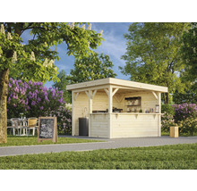 Bar de jardin en bois avec comptoir, étagères et évier extérieur dans un jardin verdoyant