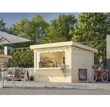 Cabane en bois avec espace extérieur, comprenant des tables, des chaises et un vélo