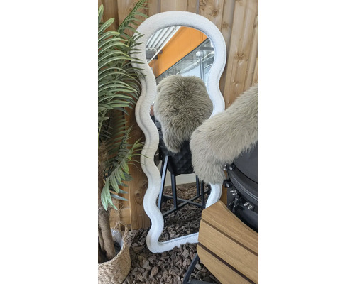 Miroir décoratif avec cadre ondulé et doux et plante artificielle