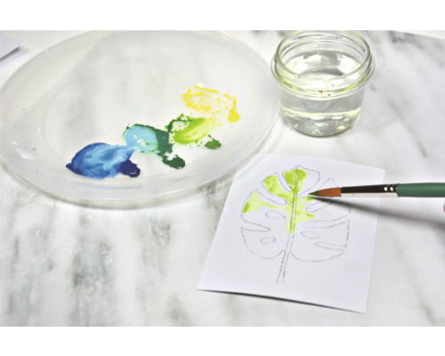 Peinture aquarelle d''une feuille avec pinceau, peinture, eau et palette