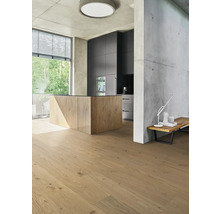 Espace de vie lumineux avec parquet, îlot de cuisine et mur en béton