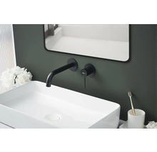 Gros plan d''un lavabo avec robinetterie, miroir et éléments décoratifs dans la salle de bain