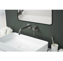 Lavabo avec robinet et miroir dans la salle de bain