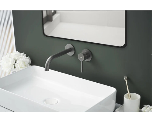 Lavabo avec robinet et miroir dans la salle de bain